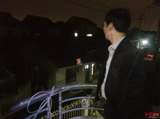 ▲巧丰爸爸说，吴益栋曾半夜给巧丰发信息说自己要从这个二楼阳台爬进巧丰房间